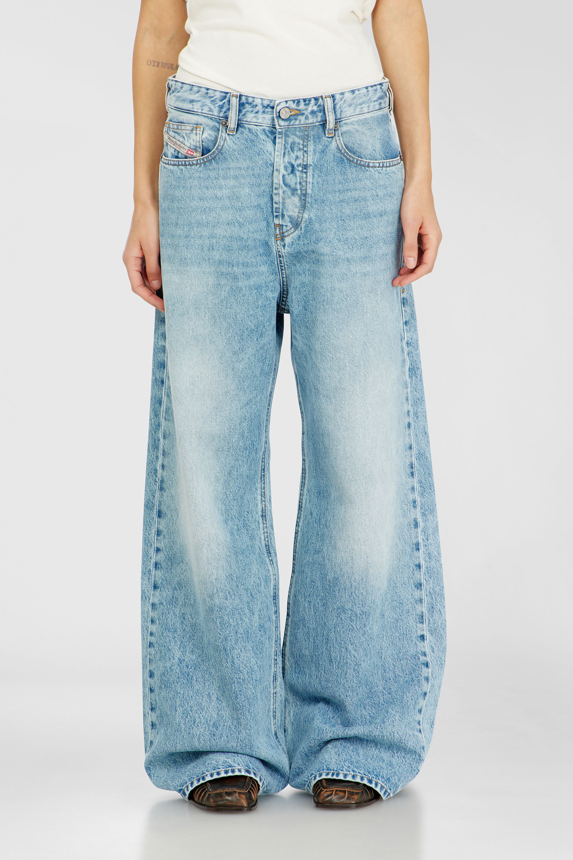 Diesel - Unisex's Relaxed Jeans 1996 D-Sire 09I29, Light Blue - 4