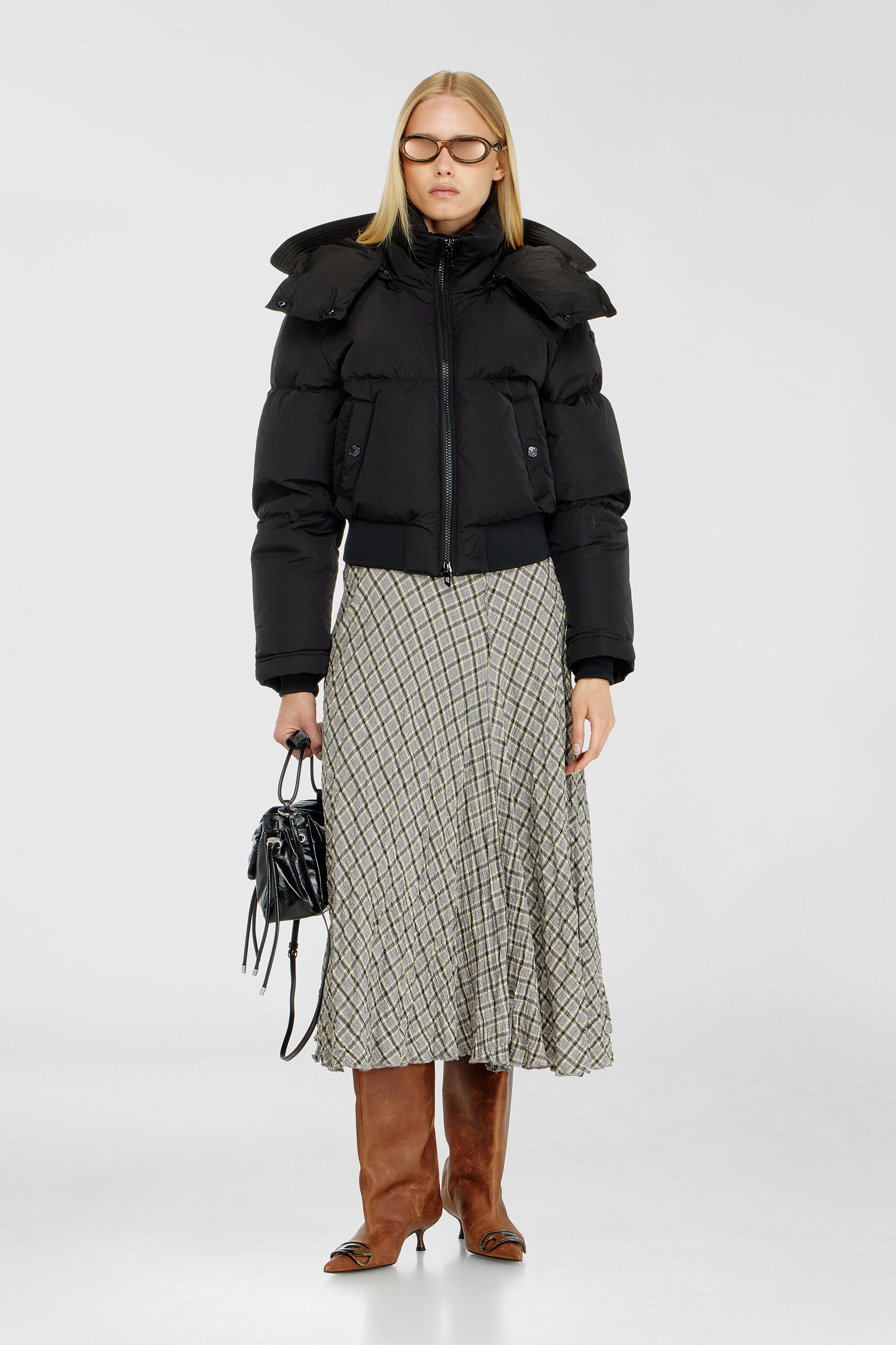 Diesel - W-PEYT-SHORT-NEW-WD, Woman's Wrinkled-nylon down puffer jacket with detachable hood in Black - 2